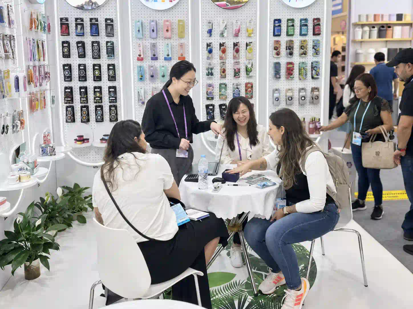 Shamood team meeting with customers at the 135th Canton Fair