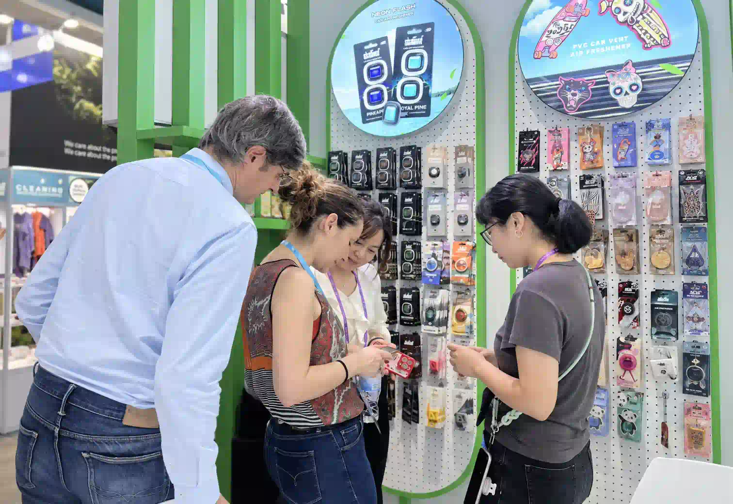 Shamood team discussing air freshener products with visitors at the 137th Canton Fair